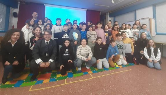 Imaxe da nova:Miguel Corgos explica ao alumnado de primaria a importancia de pagar impostos para contar cuns servizos públicos de calidade