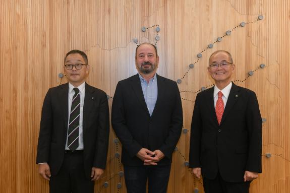 Imaxe da nova:Xosé Merelles pon en valor o modelo de xestión de albergues do Xacobeo ante a delegación xaponesa do Kumano Kodo