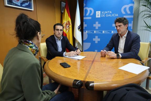 Imaxe da nova:Arias reúnese coa presidenta da ONG lucense Escola Shantidi, que desenvolve proxectos humanitarios na India