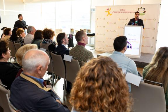 Imagen de la noticia:La Xunta ensalza el nuevo recetario solidario realizado por varios enfermos de Alzhéimer y un grupo de chefs para visibiliza...