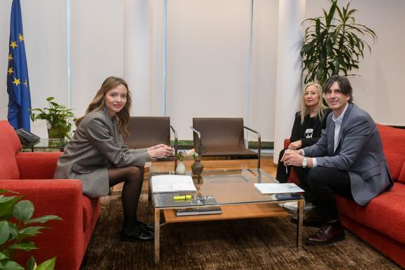 Imagen de la noticia:Fabiola García se compromete con el ayuntamiento de Vedra a seguir reforzando los servicios de atención a la infancia y a la...