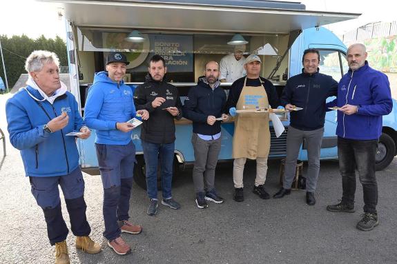 Imaxe da nova:'Galicia sabe AMAR' promociona os produtos pesqueiros galegos na XV Edición do Ciclocross Concello de Cambre