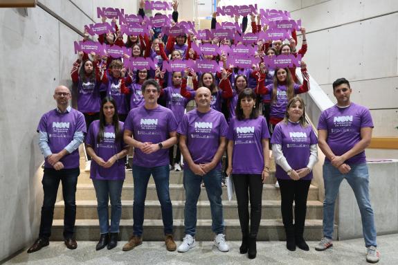 Imaxe da nova:A Xunta e os equipos femininos da SCD Milagrosa colaboran para concienciar contra a violencia de xénero