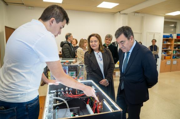 Imagen de la noticia:Román Rodríguez apoya el proyecto científico del alumnado del instituto IES Carlos Casares de Vigo