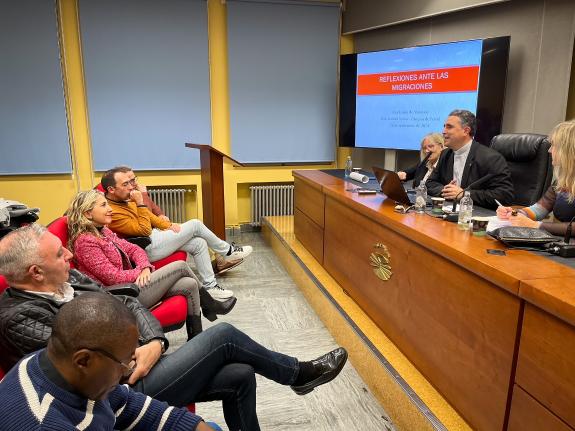 Imagen de la noticia:Martina Aneiros asiste a la conferencia `Reflexiones ante las migraciones´, dentro del ciclo de la Universidad Sénior