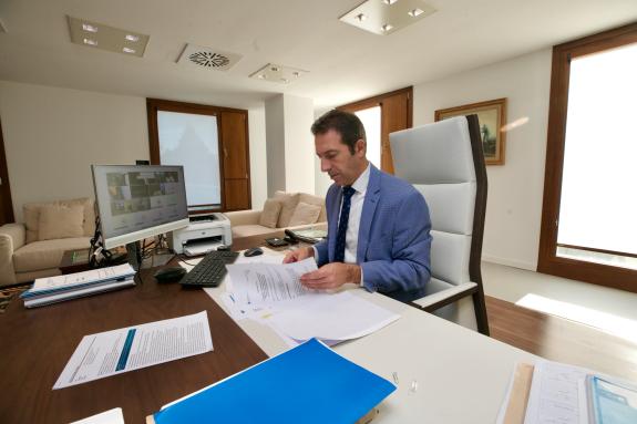 Imagen de la noticia:Villares alerta de que la propuesta del ICES de rebaja de merluza supone una pérdida de ingresos de 73,9 M€ para la economía...