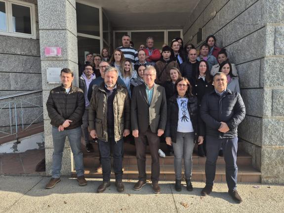 Imaxe da nova:Manuel Pardo maniféstalle aos alumnos-traballadores do obradoiro de emprego ‘Búbal IV’ que tras a súa formación seralles máis doado...