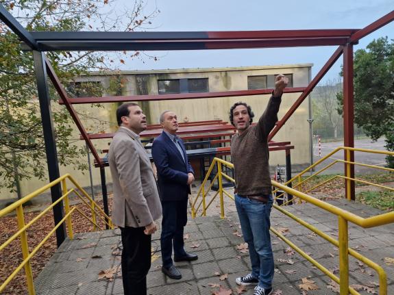 Imaxe da nova:A piques de concluír a instalación da nova cuberta nas escadas de acceso ao ximnasio do IES de Cotobade