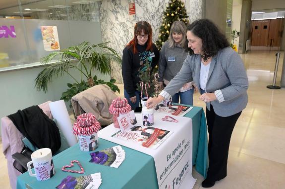 Imagen de la noticia:Belén do Campo visita la mesa informativa de Fegerec instalada en el edificio de la Xunta con motivo de la celebración de la...