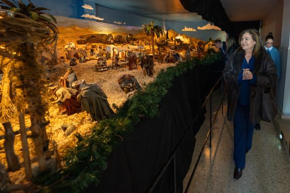 Imaxe da nova:A delegada da Xunta visita o tradicional belén elaborado polo persoal e usuarios de San Rafael de Vigo