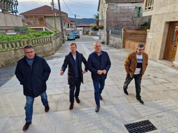 Imagen de la noticia:El delegado territorial visita el resultado de las obras de embellecimiento de la avenida Barreiro Cabanelas, en A Lama