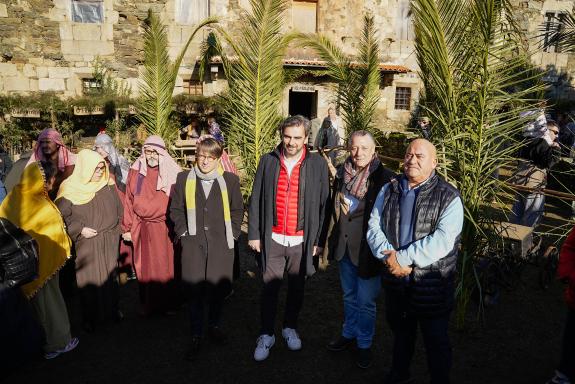 Imagen de la noticia:Los conselleiros de Presidencia y Facenda visitan el Belén de Bribes, en Cambre