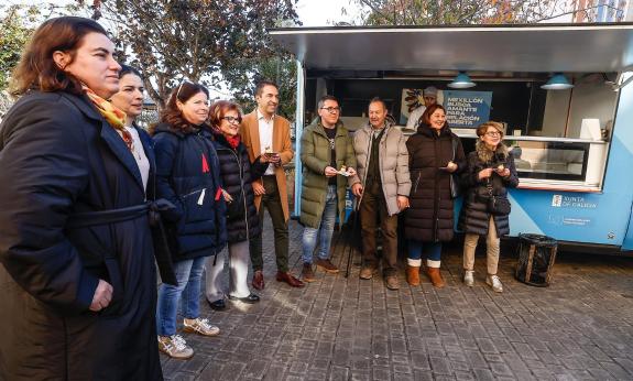 Imagen de la noticia:Unha das foodtruks de Galicia sabe AMAR ofreceu en Ribadeo o verdadeiro sabor e a excelente calidade dos produtos marítimo-p...