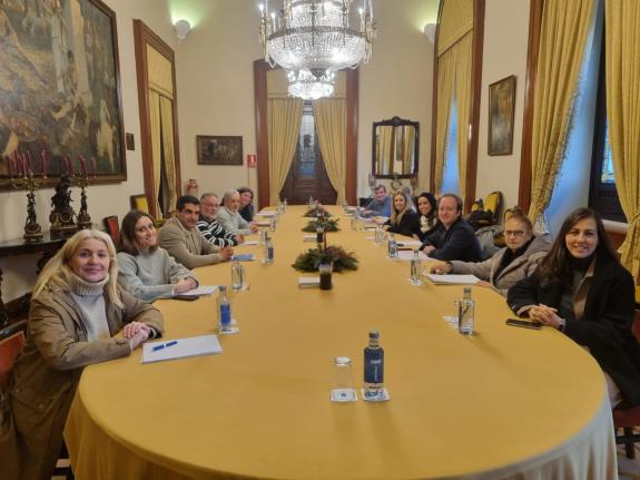 Imagen de la noticia:La Xunta impulsará las mesas de comercio local en las principales villas y ciudades en el marco del futuro Plan estratégico ...