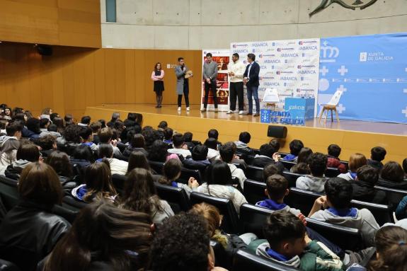 Imaxe da nova:Unos 300 estudiantes asistieron a la charla de Enmanuel Reyes Pla en la sede de la Xunta dentro del ciclo 'Luz al Deporte'