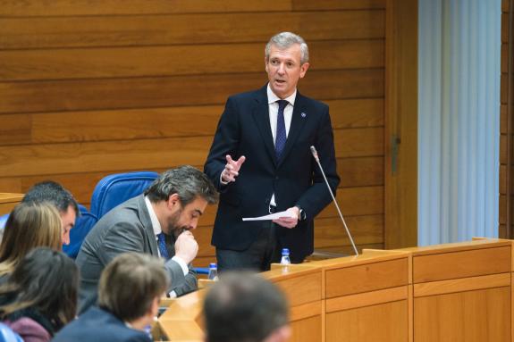 Imaxe da nova:El presidente de la Xunta respondió en el Pleno de la Cámara gallega a las preguntas de los grupos parlamentarios