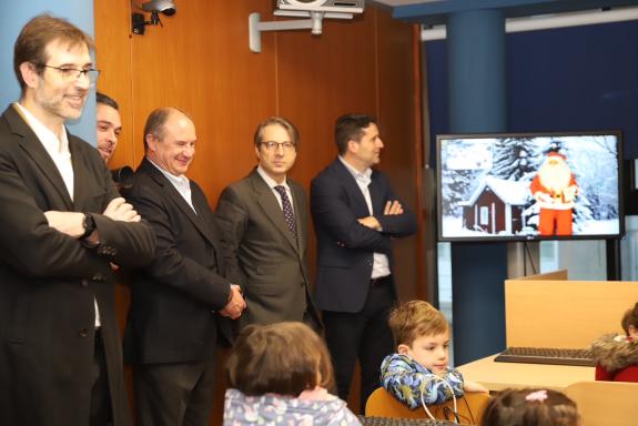 Imaxe da nova:Miguel Corgos acompaña aos alumnos do CEIP Santa Baia nunha videoconferencia con Laponia