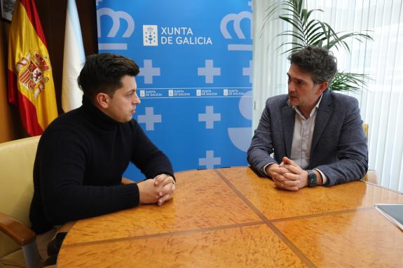 Imaxe da nova:Arias aborda coa asociación veciñal de Paradai proxectos de interese para o barrio