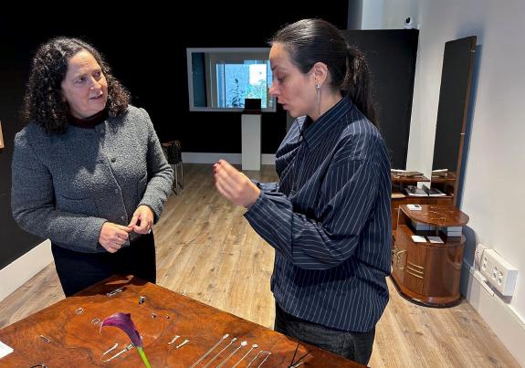 Imagen de la noticia:Belén do Campo felicita a la artesana gallega Carla Souto que recibió una bolsa Eloy *Gesto en los premios Artesanía de Gali...