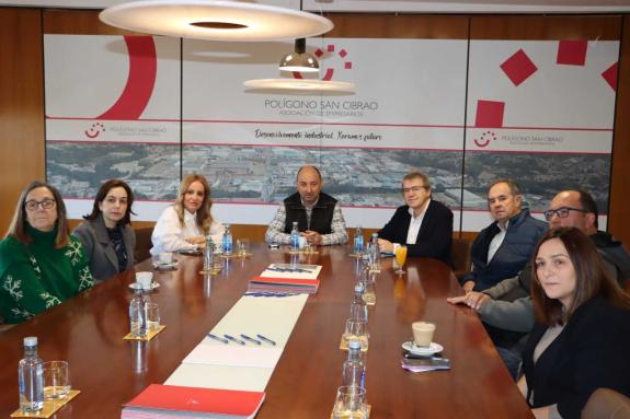 Imaxe da nova:O delegado territorial supervisa as obras de instalación eléctrica de b.t. para a mellora da rede de vídeo vixilancia no polígono i...