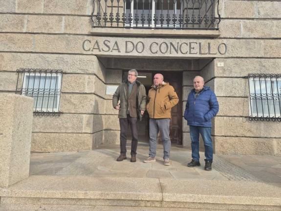 Imaxe da nova:O delegado territorial da Xunta supervisa as obras de acondicionamento do entorno da igrexa de San Xoán de Laza