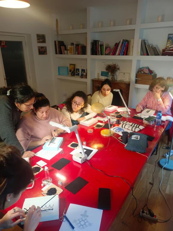 Imagen de la noticia:La Xunta impulsa en Madrid la divulgación de la técnica tradicional de la pasamanería aplicada a la moda