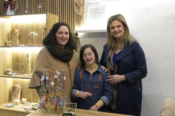 Imagen de la noticia:Belén do Campo destaca el ejemplo de inclusion laboral de Carmen Álvarez como emprendedora en el marco de Artesanía de Galic...