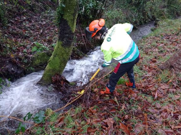 Imaxe da nova:A Xunta realiza labores de conservación en dous regos de Ames e Negreira que suman algo máis de 2,2 km