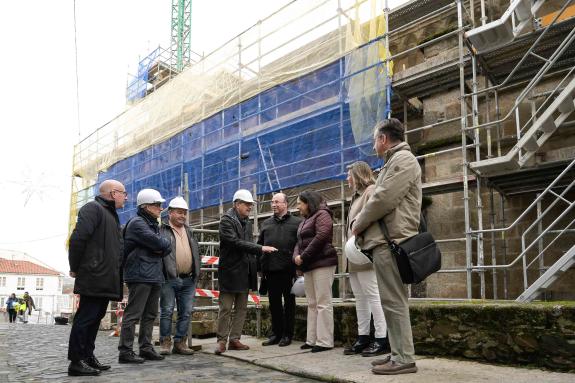 Imaxe da nova:Belén do Campo supervisa as obras de renovación da cuberta e da sancristía que se están executando na igrexa de Santa María de Azou...