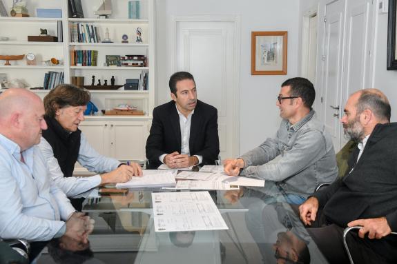 Imagen de la noticia:La Xunta respalda al Club de Remo de A Pobra do Caramiñal y evalúa las posibles vías de colaboración tras el incendio regist...