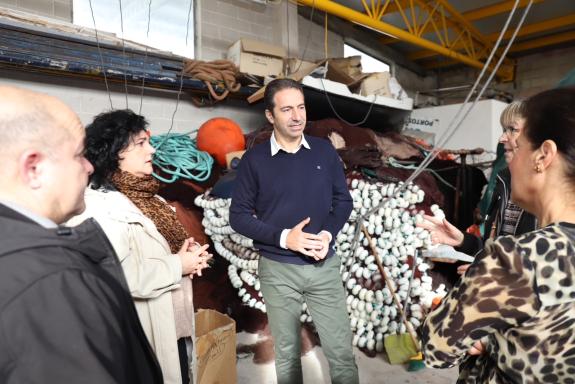 Imagen de la noticia:Alfonso Villares visita las mejoras en la Nave de Redeiras de Cariño con una inversión de casi 40 mil euros  al amparo del P...
