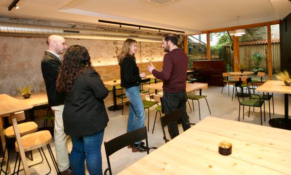 Imagen de la noticia:La Xunta renueva su convenio con Acega para seguir fomentando un comercio y restauración totalmente adaptados a las necesida...