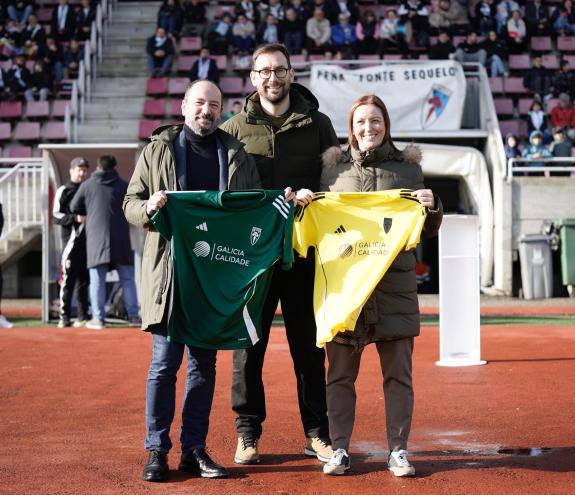 Imaxe da nova:Xosé Merelles e Ana Méndez presencian o partido SD Compostela-CD Numancia patrocinado por Galicia Calidade