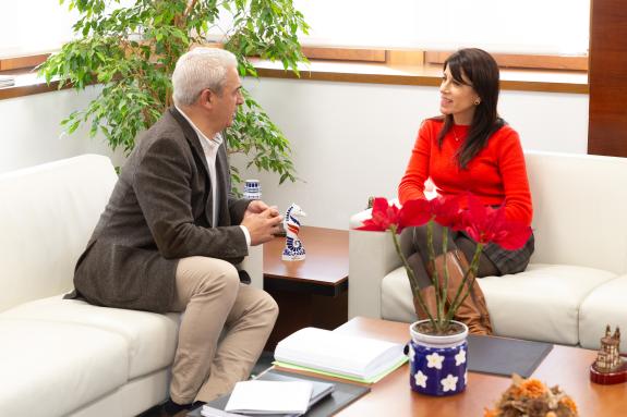 Imaxe da nova:A conselleira de Vivenda e Planificación de Infraestruturas mantén unha reunión co alcalde do Pino