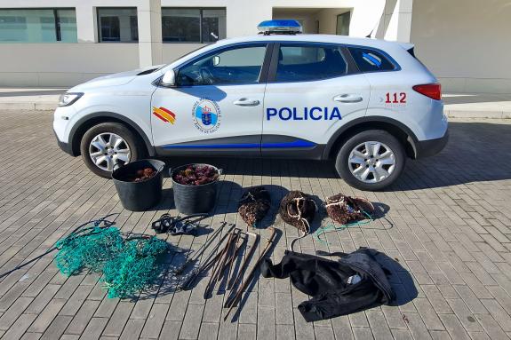 Imaxe da nova:A Unidade de Policía Nacional Adscrita de Galicia comisa 38 quilos de ourizo e 20 de percebe na Coruña