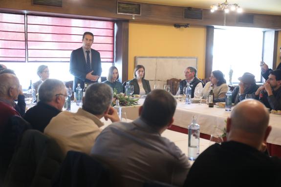 Imagen de la noticia:Alfonso Villares ensalza el papel de las mujeres en la comercialización de los derivados de la pesca extractiva