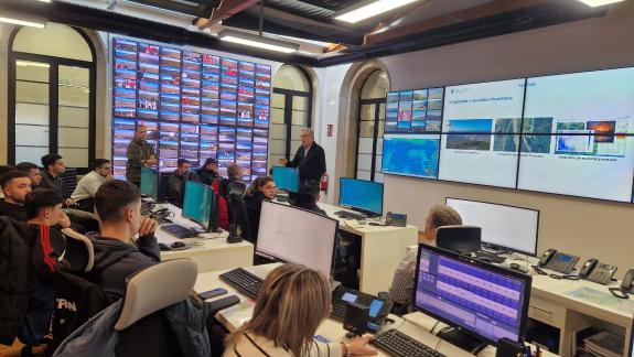 Imaxe da nova:O Centro de Coordinación Central de Defensa contra os Lumes Forestais recibe a visita do IES Terra Chá