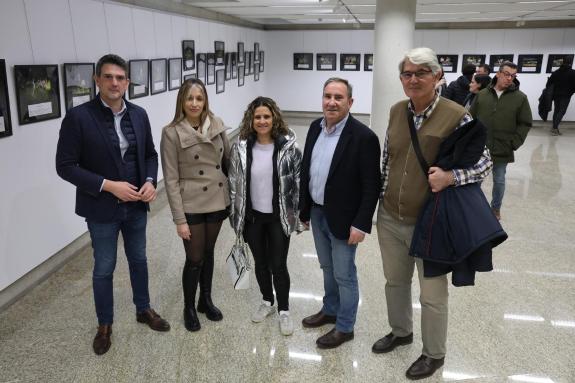 Imaxe da nova:A sede da Xunta en Lugo acolle a exposición ‘Patitas y Punteras’, da fotógrafa e veterinaria Tamara Lebón