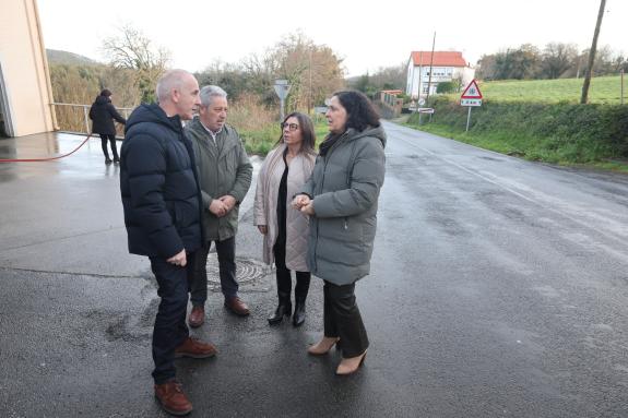 Imagen de la noticia:Belén do Campo supervisa a zona na que se levará a cabo o acondicionamento da AC-421 na Agualada, en Coristanco, que suporá ...