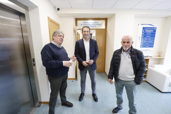 Imagen de la noticia:Villares firma un convenio de colaboración con la Federación provincial de cofradías de pescadores de Pontevedra por valor d...