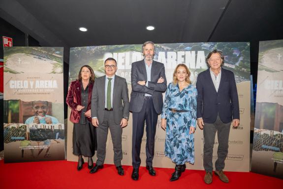 Imaxe da nova:José González asiste á estrea do documental ‘Cielo y arena. La oportunidad de soñar’
