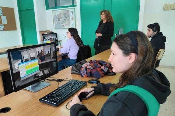Imagen de la noticia:La directora general de FP comprueba en el CIFP A Farixa el uso de la nueva herramienta de aprendizaje de inglés con IA