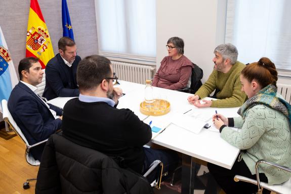 Imaxe da nova:O conselleiro de Cultura reúnese coa asociación Escena Galega para analizar as liñas de colaboración co sector en 2025