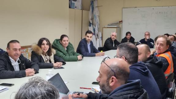 Imagen de la noticia:Lorenzana reitera el compromiso de la Xunta con los trabajadores de Alcoa y reclama la convocatoria urgente de la mesa de se...
