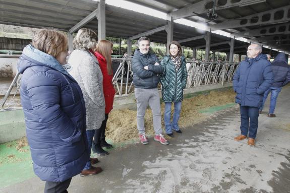 Imaxe da nova:Medio Rural pon en valor as axudas para plans de mellora e remuda xeracional nunha visita a unha granxa en Láncara que foi benefici...