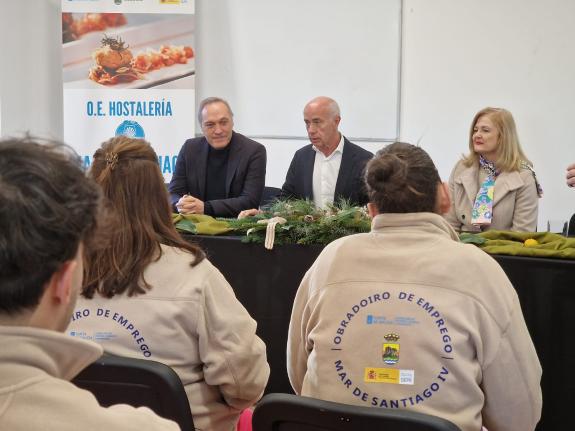 Imagen de la noticia:El delegado territorial visita el taller 'Mar de Santiago IV', en Vilanova, y destaca la gran empleabilidad que tuvieron las...