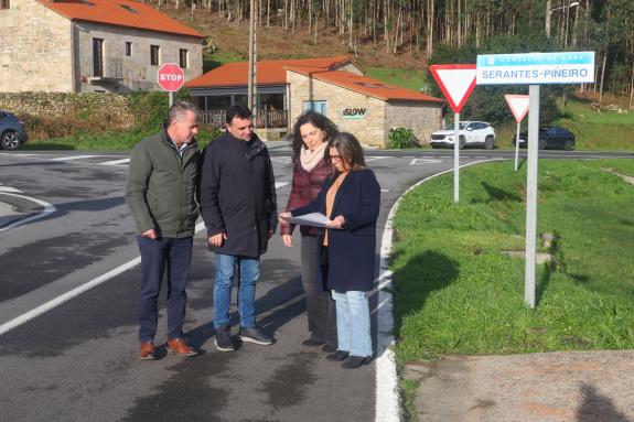 Imaxe da nova:Belén do Campo supervisa a zona na que se executarán as novas sendas peonís na estrada AC-433 en Laxe, cun investimento de preto de...