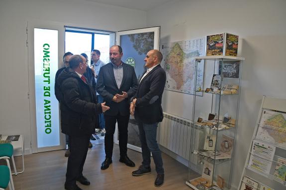 Imaxe da nova:Xosé Merelles visita a nova oficina de turismo de Parada de Sil e destaca o incremento do 21% en visitantes da Ribeira Sacra en 202...