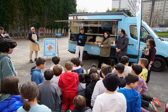 Imagen de la noticia:La campaña Galicia Sabe Amar divulga entre los alumnos del Ceip Alborada el mejor sabor de las rías gallegas y los beneficio...