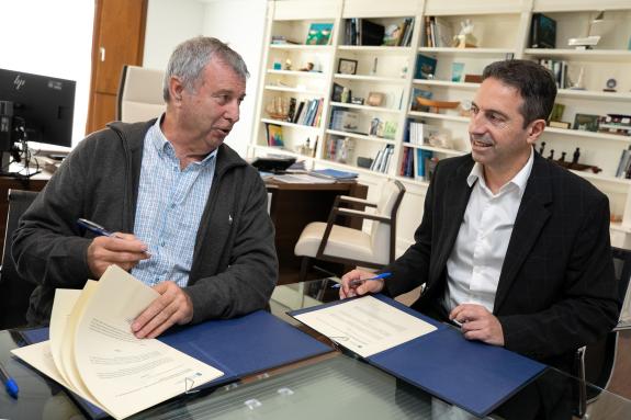 Imagen de la noticia:La Consellería do Mar y la Federación de Cofradías de Pescadores de A Coruña firman un convenio para cubrir gastos corriente...